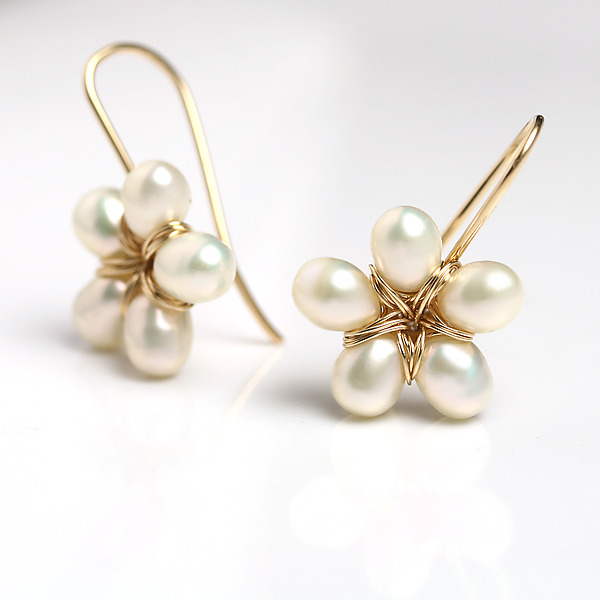 ピアス Monday Edition _ The Flower Pearl Earrings Pearl Flower Dangle Earrings by Wendy Stauffer (Gold & Pearl